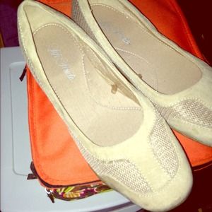 Life stride beige/tan shoes.