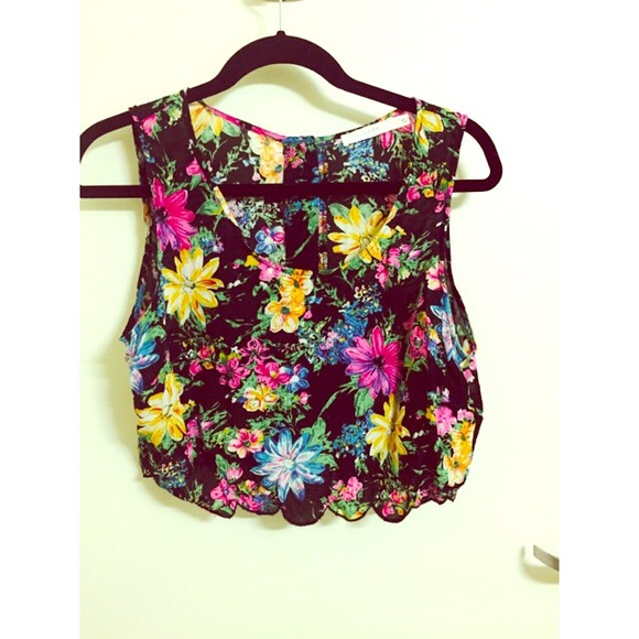 Cropped Floral Scalloped Sleeveless Blouse Tank