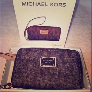 Michael Kors iPhone 4 Wristlet