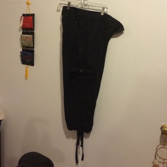 Tommy Hilfiger black capris pants size 14