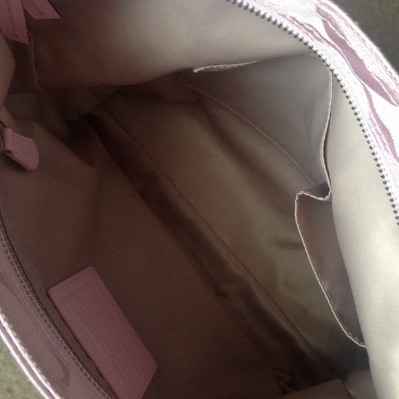 GIFTED 🎁SIGNATURE PIECED DUFFLE STYLE: F17490🎀 - Picture 3 of 4