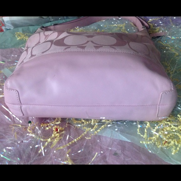 GIFTED 🎁SIGNATURE PIECED DUFFLE STYLE: F17490🎀 - Picture 4 of 4