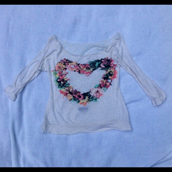 💜💜SOLD💜💜Heart cold shoulder crop top - Picture 3 of 4