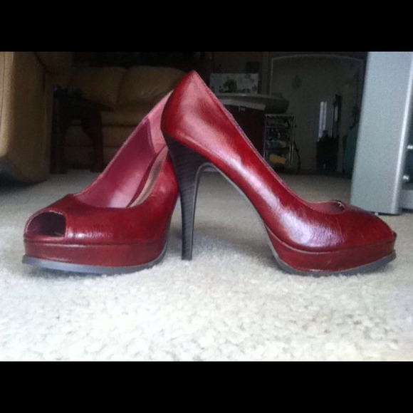 Gorgeous red heels, with stickers still attatched❤