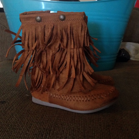 Super cute toddler fringe boots