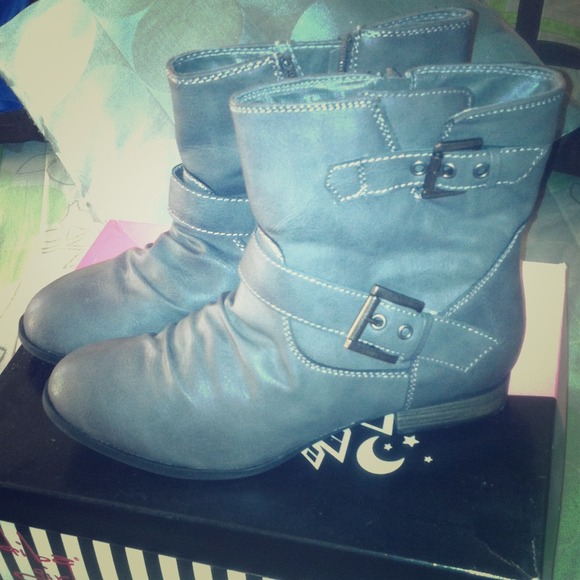 It's boot season 👢Diba Girl