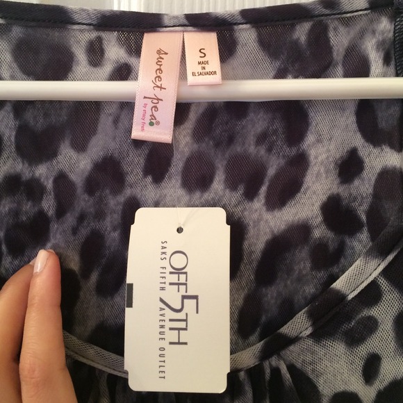 BRAND NEW Saks Fifth Leopard blouse - Picture 4 of 4