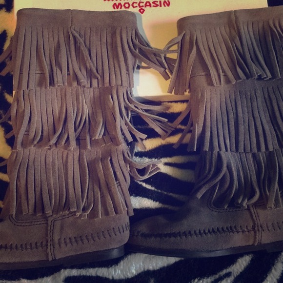Minnetonka 3 layer fringe boot size 5