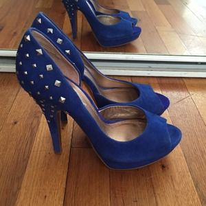 BCBG SUEDE BLUE HEELS