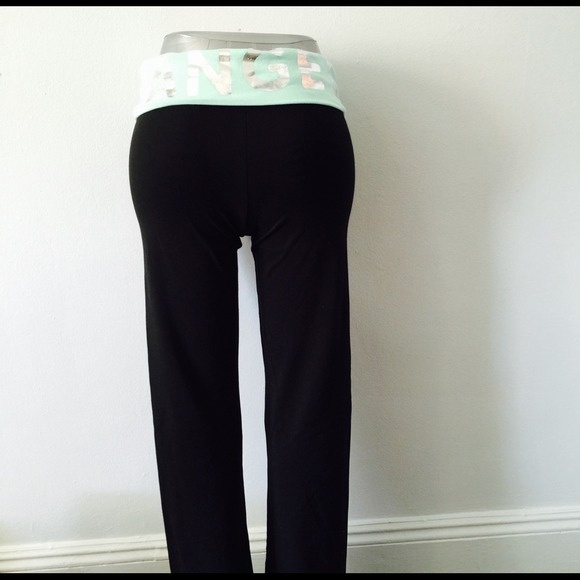 Victoria's Secret Pants - 😍cute yoga pants size small