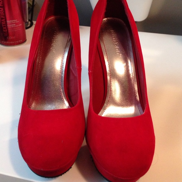 Red high heels - Picture 1 of 3