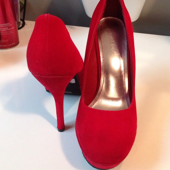 Red high heels - Picture 2 of 3