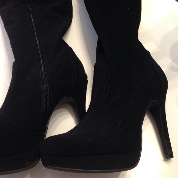 Black boots - Picture 2 of 3