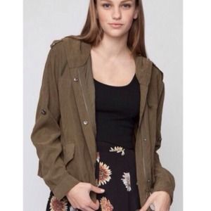 Brandy Melville- Hayley Jacket🌻