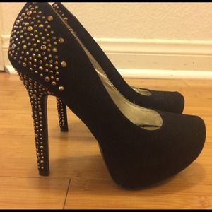Black pumps with sparkly rhinestones
