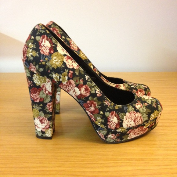 Tapestry platform stack heel pump