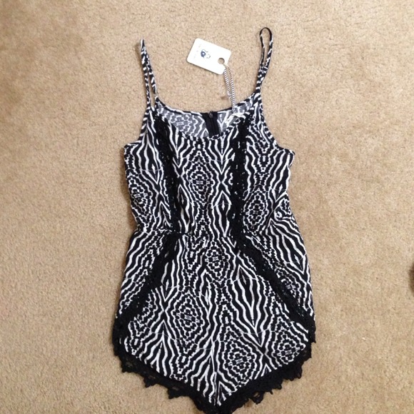 LF Romper Australia's sizing 8 NWT!! - Picture 2 of 4