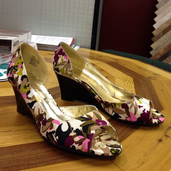 Fabric upper& outer sole with wedge heel, floral