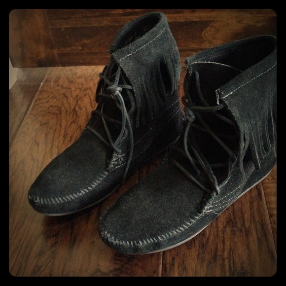 Minnetonka short fringe boots