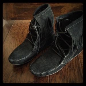 Minnetonka short fringe boots