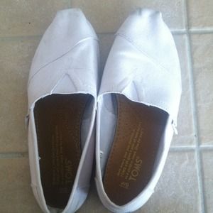 👑 ADORABLE WHITE TOMS 👑 PRICE DROPPED 👍