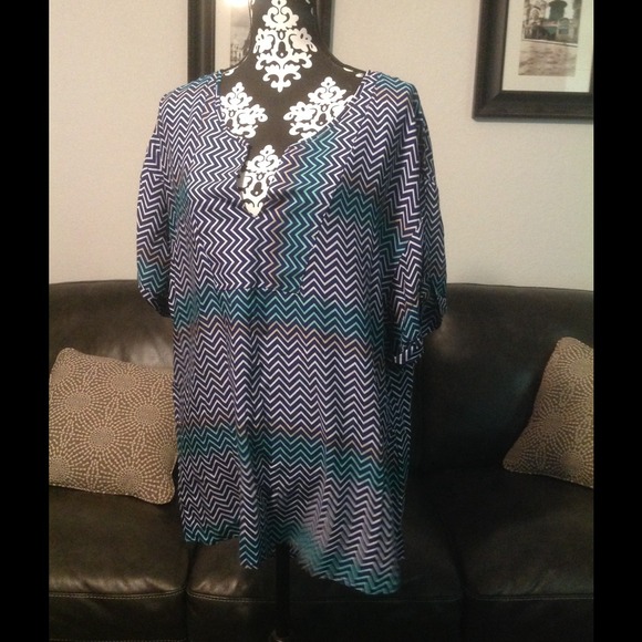 NWT Chevron Tunic Split Back Top