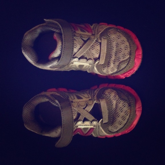 Pink and grey new balance shoes - Picture 1 of 3