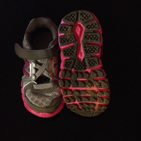 Pink and grey new balance shoes - Picture 3 of 3