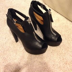 Shoecult by Nastygal - Peep toe Leather heels!