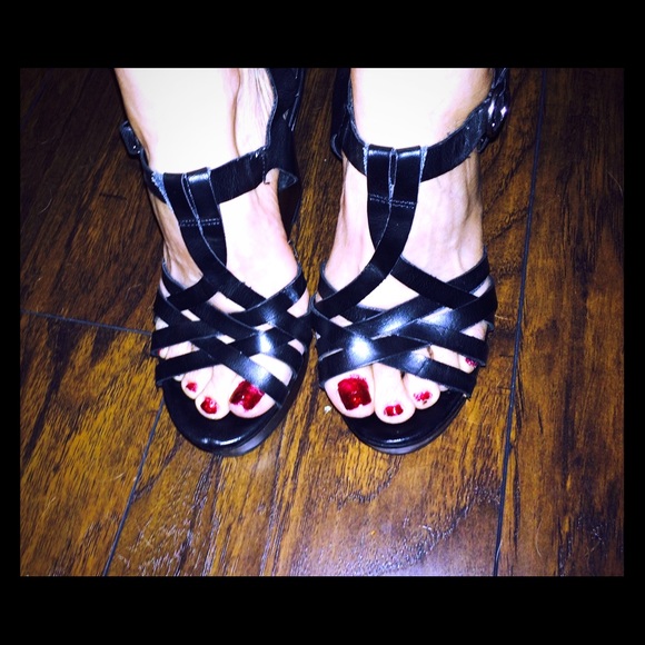 Steve Madden Black Leather T-Strap Wedges Size 7 - Picture 1 of 4