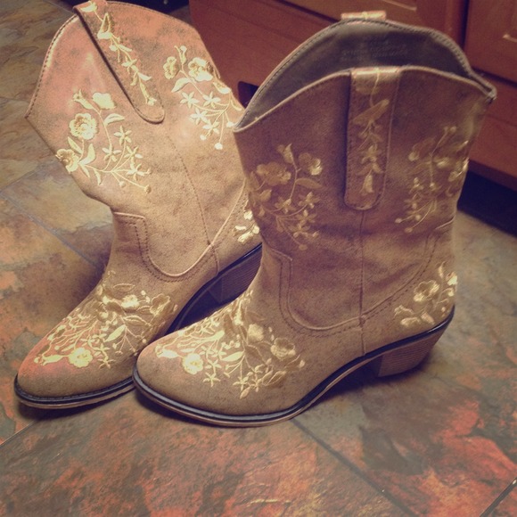 Short cowgirl boots