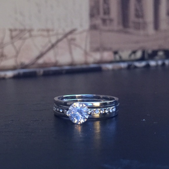💙Beautiful Engagement Ring💙 - Picture 1 of 4