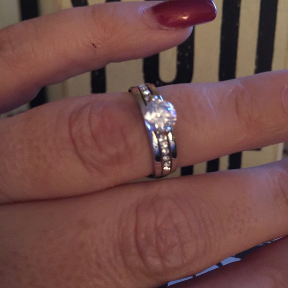 💙Beautiful Engagement Ring💙 - Picture 2 of 4