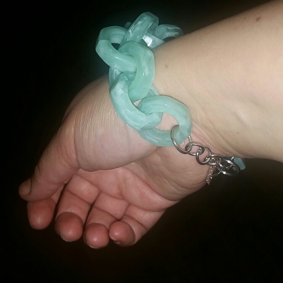 Jade green acrylic chain link bracelet - Picture 2 of 2