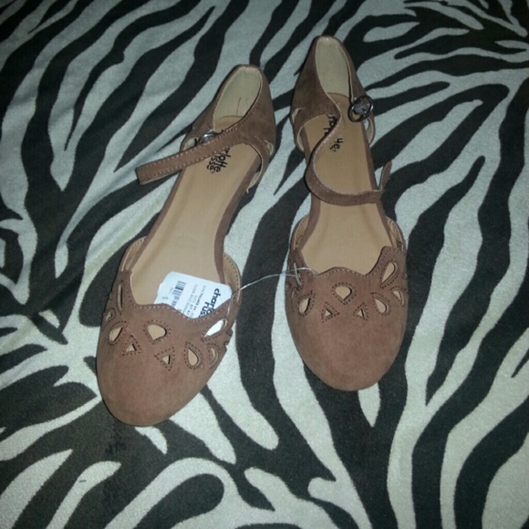 ????Tan Flats Brand New????