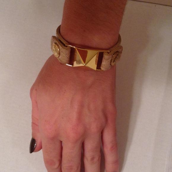 BCBG cuff - Picture 4 of 4
