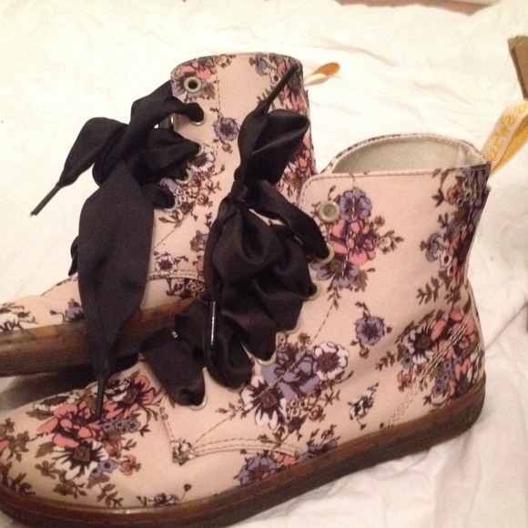 Hackney Dr. Martens