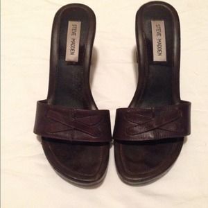 Brown leather and wood finish sandals. Size 8.