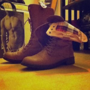 Size 8 brown boots. Zip back and lace up front.