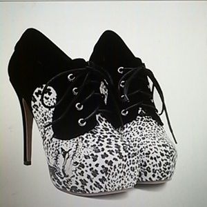 Brand new lace up design