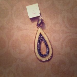 Lia Sophia gold & mother of pearl pendant