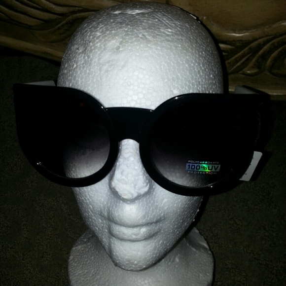 SOLD-Oversized Sunnies