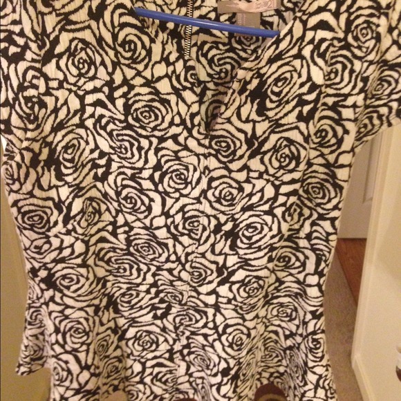 Black and white floral peplum top - Picture 2 of 3