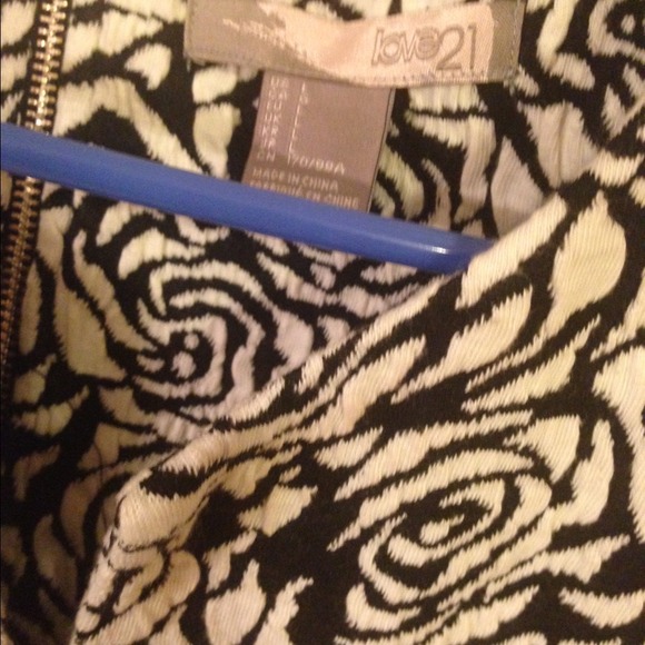 Black and white floral peplum top - Picture 3 of 3