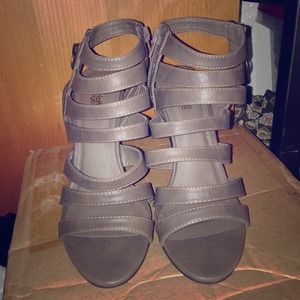✌️Grey multi strap heels