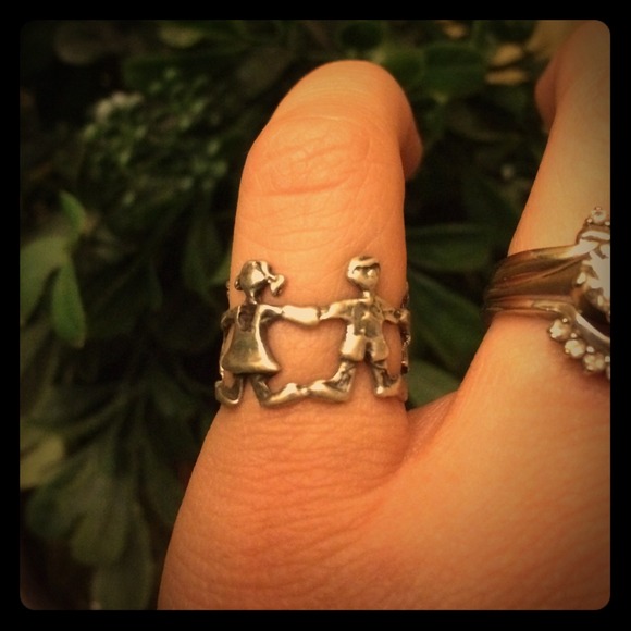 Jewelry - ❌SOLD❌ Ring Around the Rosie