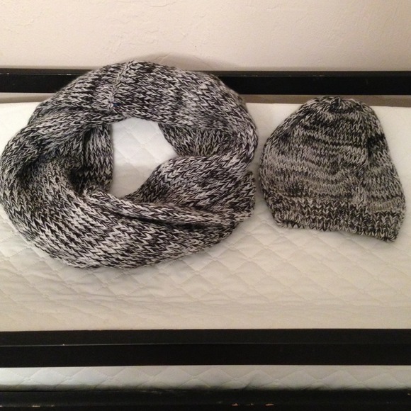 🚫SOLD in a bundle🚫🎀Infinity scarf ➕Cap