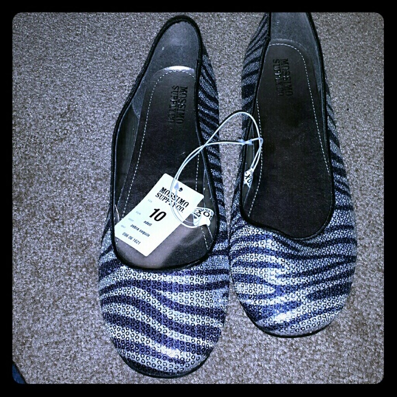 🚫 SOLD🚫 Navy blue and silver flats