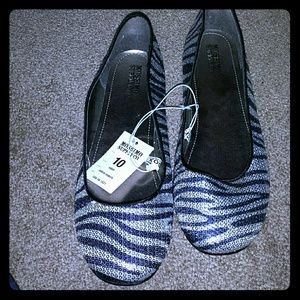 🚫 SOLD🚫 Navy blue and silver flats