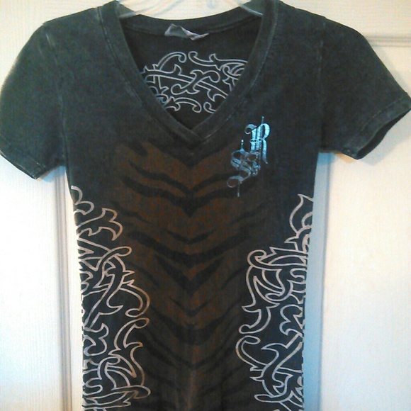 Tiger stripe v-neck